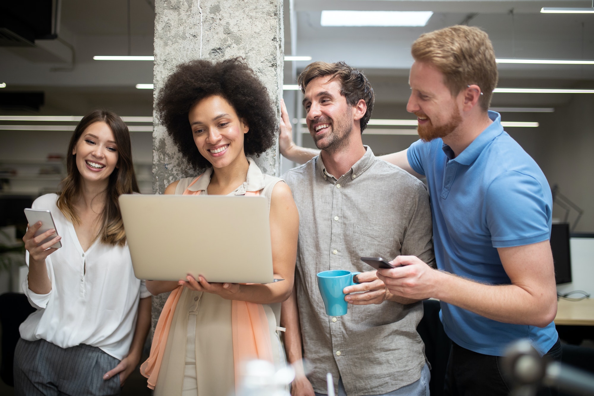 Zespol podczas spotkania roboczego przy stole konferencyjnym.